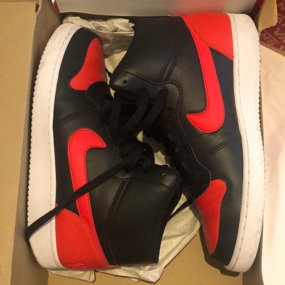 Nike - Picture 2 of 3